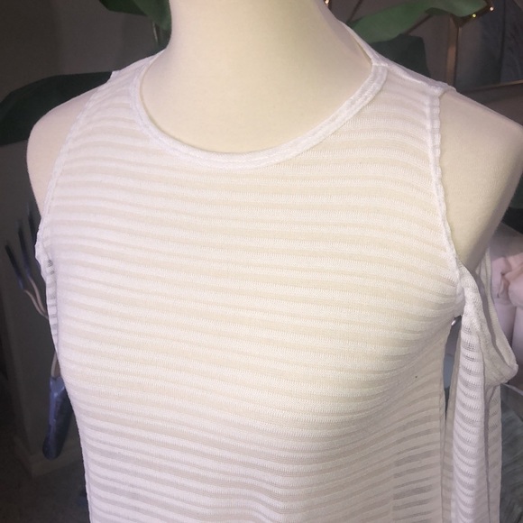 SZ M COLD SHOULDER TOP. LIKE NEW LONG SLEEVE - Picture 2 of 5
